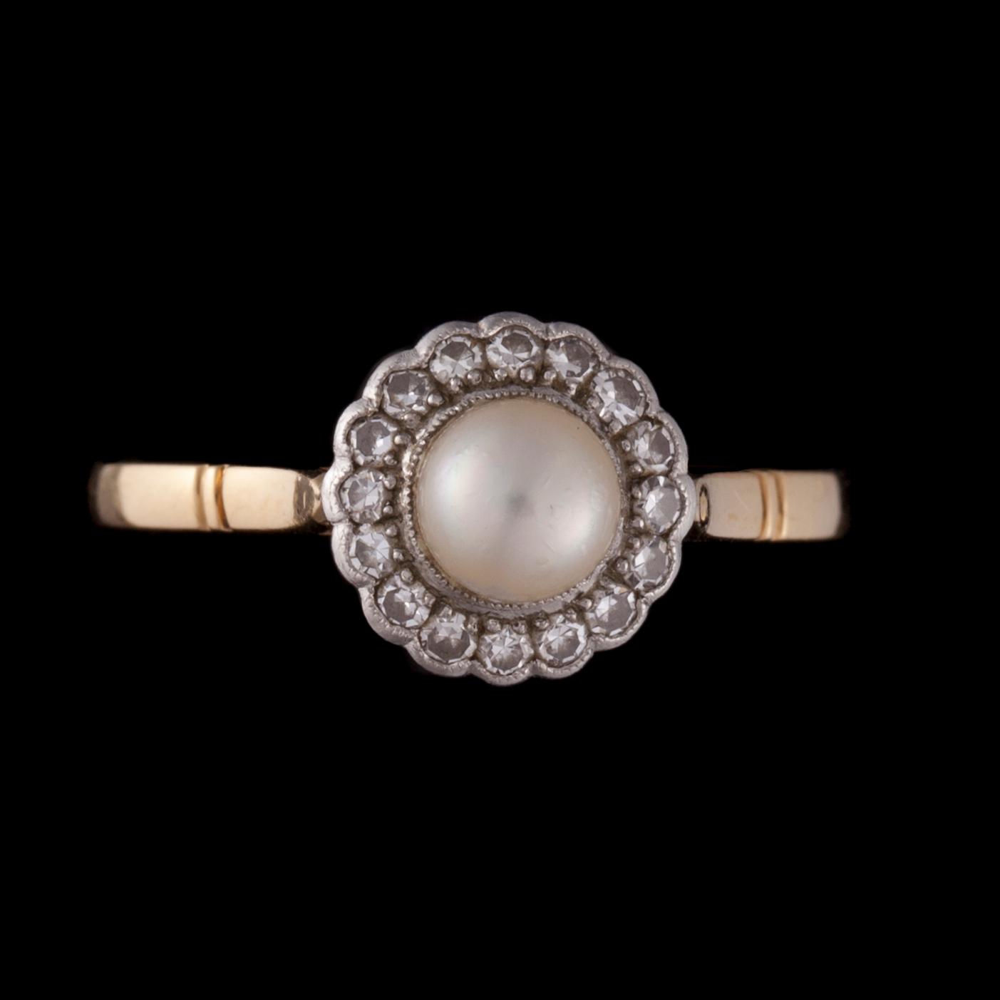 RING, 18K guld, pärla, 8/8-slipade diamanter. Vikt ca 3,1 g.