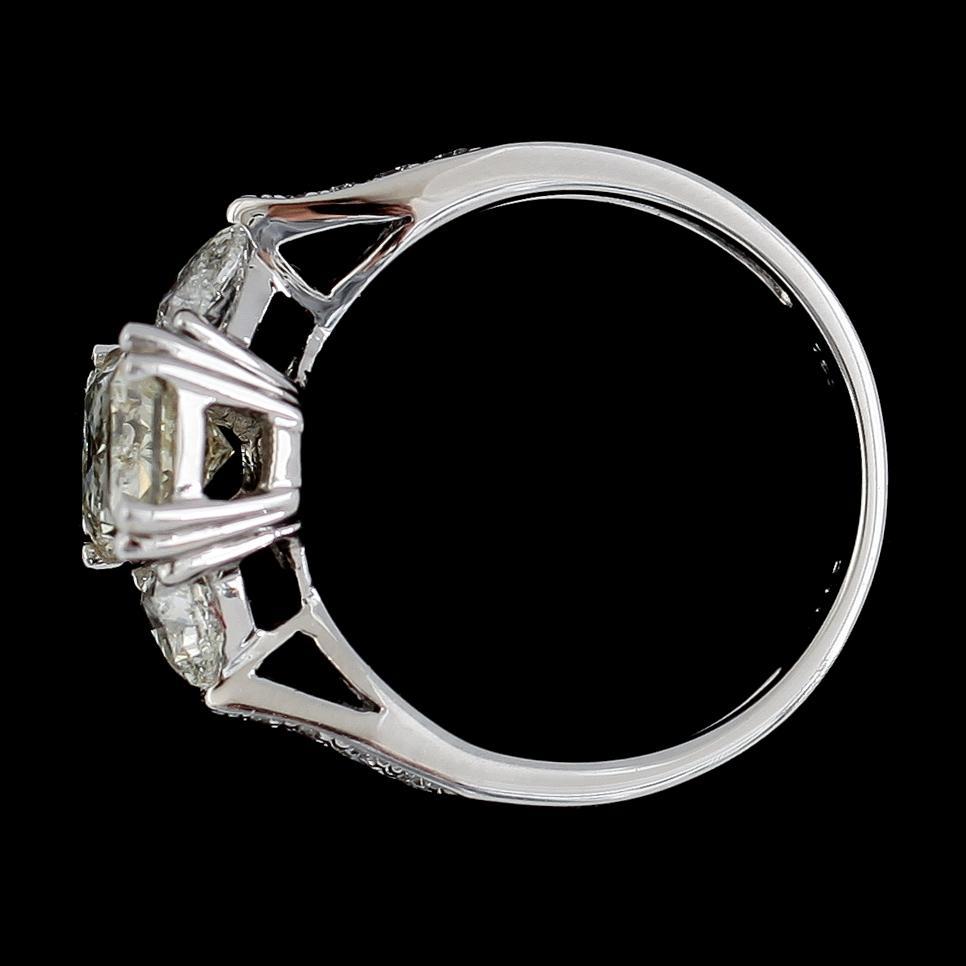 RING, 18K vitguld, radiant cut diamant 1.52 ct. Briljant- och hjärtslipade diamanter tot ca 0.67 ct.