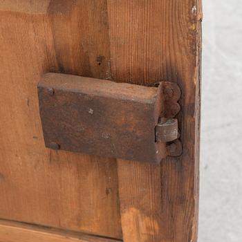 Hängskåp, allmoge, 1800-tal.