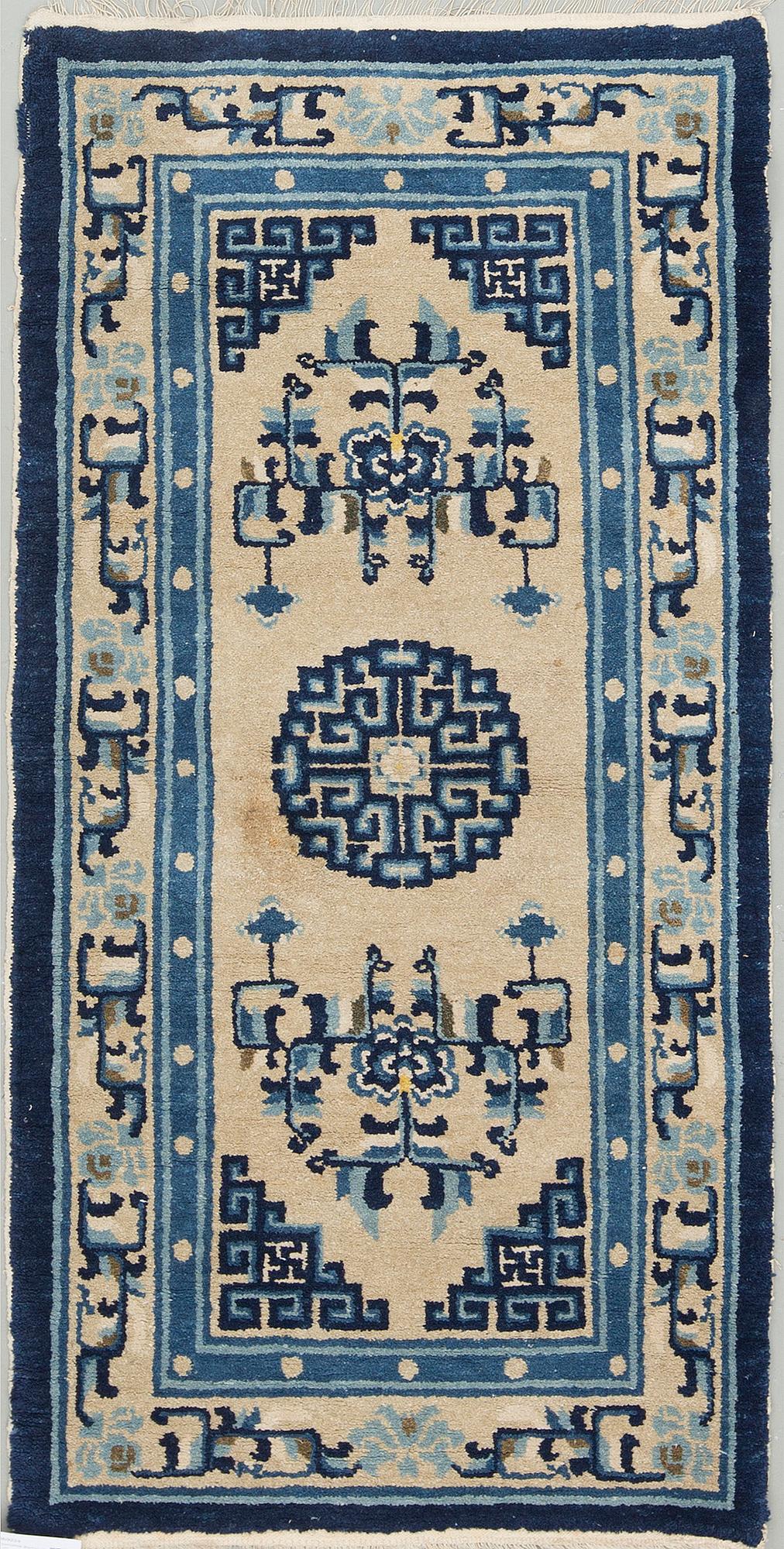 A semi-antique Baotou matto, around 138 x 69 cm ( ca 1,5 cm flat weave at the ends).