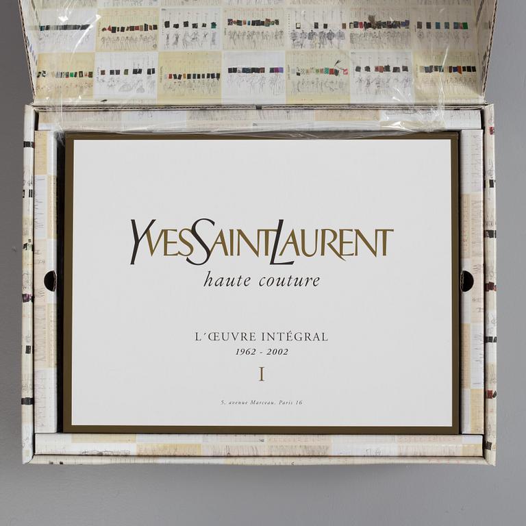 "YVES SAINT LAURENT. Haute Couture. L'OEUVRE INTÉGRAL 1962-2002". Ltd edition om 500 i specialtillverkad trälåda.