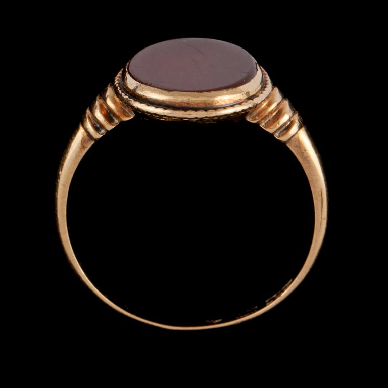 RING, 18k guld med karneol, Ernst Harbeck, Göteborg, 1919, importstämplad. Vikt 3,5 g.