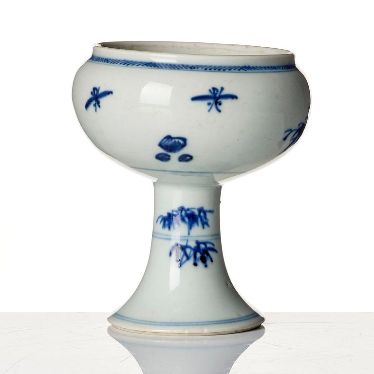 A blue and white stemcup, Qingdynasty, 19th century.