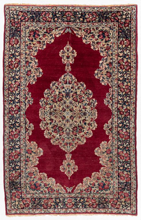 Matta, semiantik Kirman, ca 204 x 127 cm.