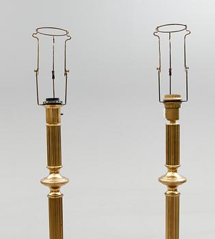 GOLVLAMPOR, 2 st, mässing, 1900-talets andra hälft.