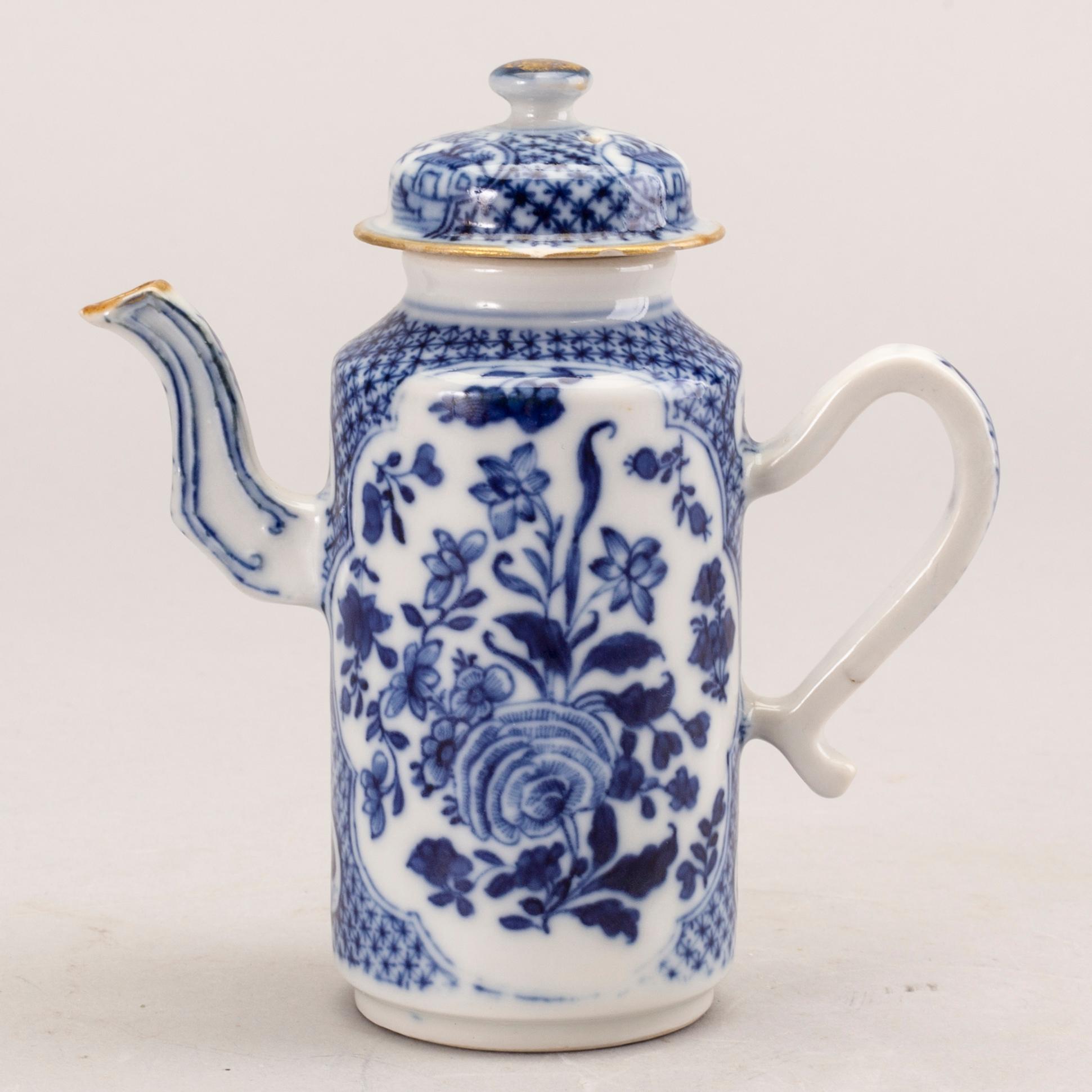 A blue and white tea pot with cover, Qing dynasty, Qianlong (1736-95).