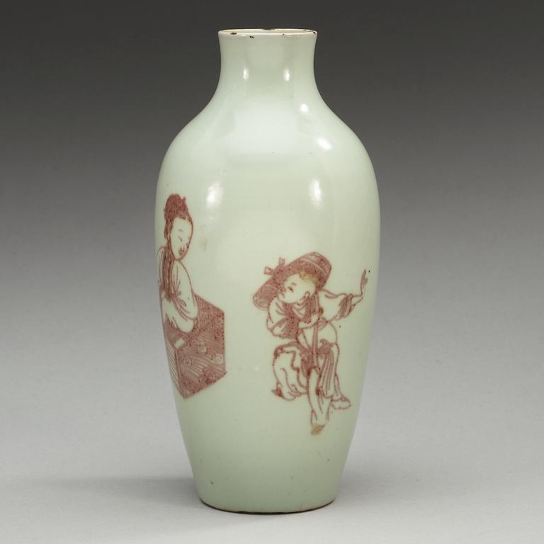 A iron red decorated vase, Qing dynasty.