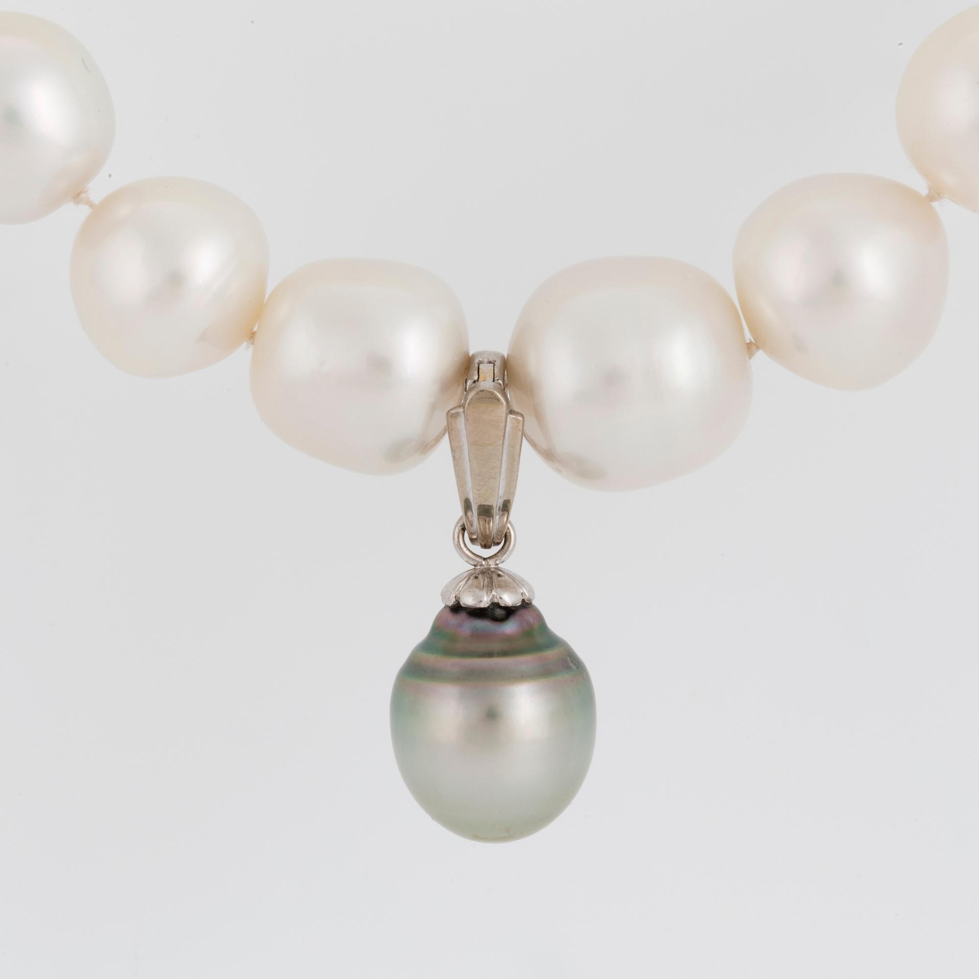NECKLACE, cultured South Sea pearls, irregular shape 12.5-15.8 mm. Clasp, 14 carat white gold with diamonds.
