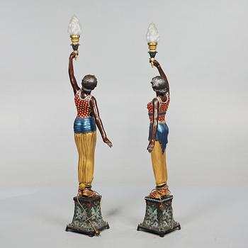 GOLVLAMPOR, 2 st snarlika, 1900-talets andra hälft.