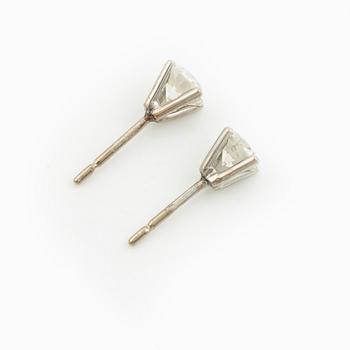 Earrings, single-stone earrings in white gold set with round brilliant-cut diamonds.