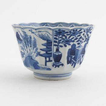 A Chinese blue and white faceted porcelain cup or bowl, Qing dynasty, Kangxi (1662-1722).