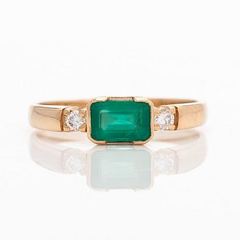 Sormus, 18K kultaa, smaragdi ja timantteja. Suomalaiset leimat 1990.