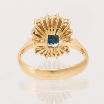 Ring 18K gult guld med en ovalt slipad safir och runda briljantslipade diamanter.