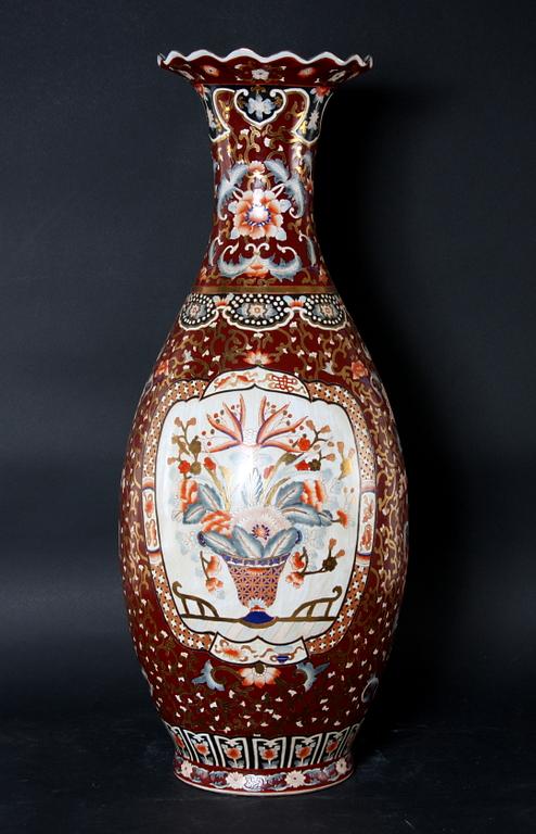 GOLVURNA, porslin, orientalisk.
Proveniens: Git Gay.