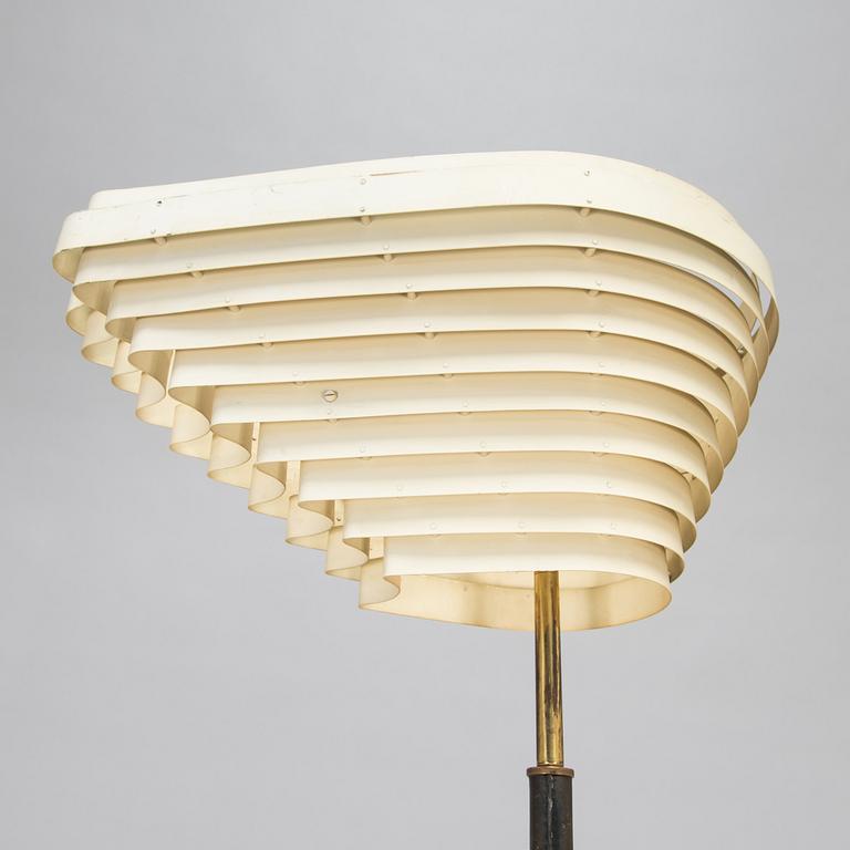 Alvar Aalto, an 'Angel's Wing' floor lamp, 805. Manufactured by Valaistustyö.
