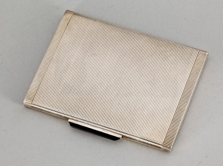 CIGARETTETUI MED ASK, silver, K Andersson, Stockholm, 1900-talets första hälft.