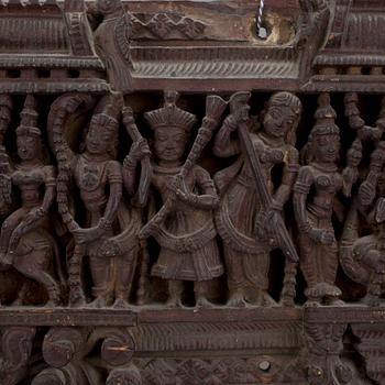RELIEF. trä, Indien, 1900-talets första hälft.
