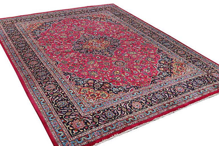 A carpet, Kashan, ca 390 x 300 cm.