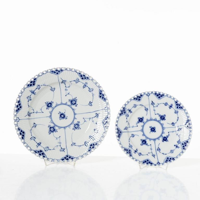 Royal Copenhagen service 49 pieces "Musselmalet", fully decorated in blue.