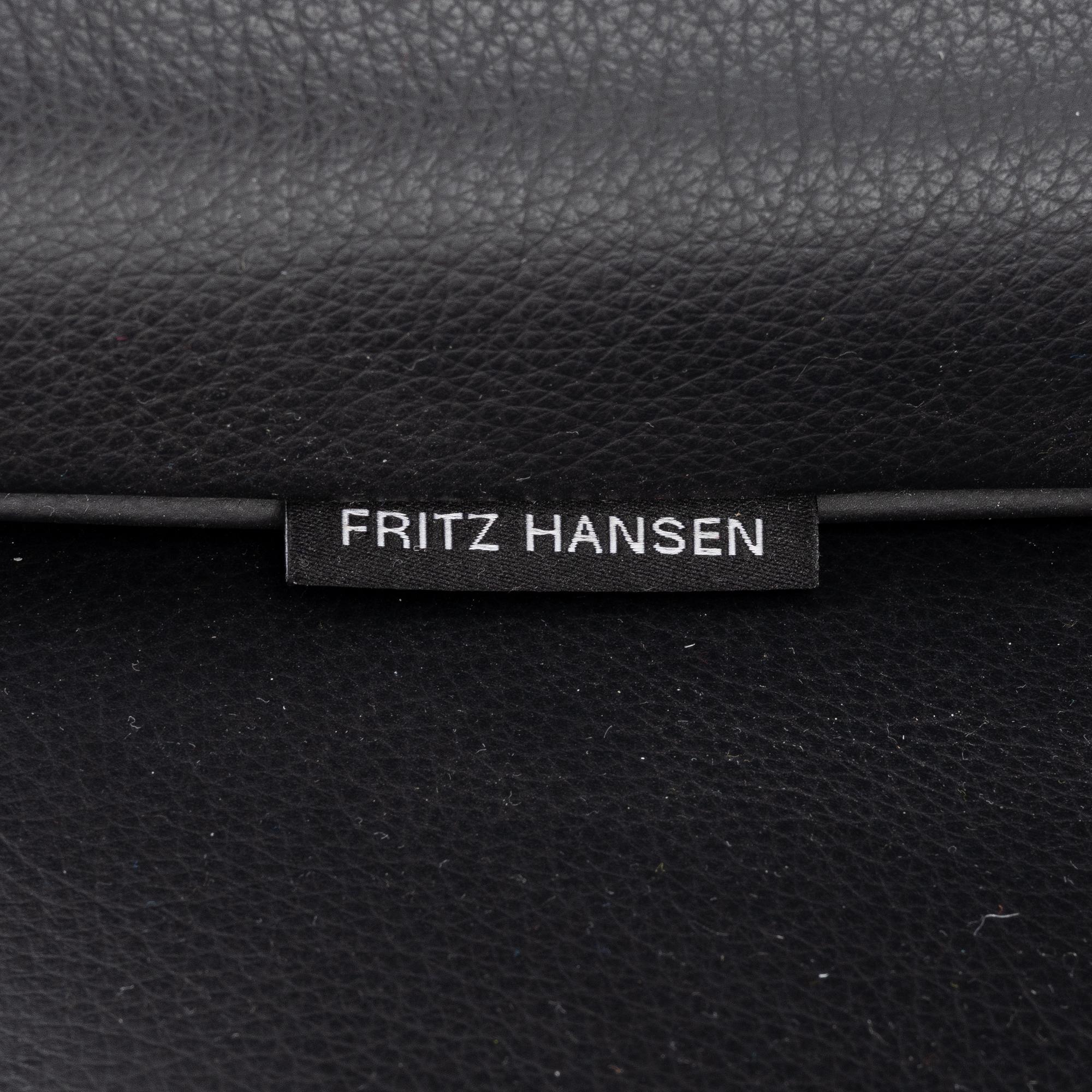 Arne Jacobsen, fåtölj med fotpall, "Ägget", Fritz Hansen, Danmark, 2022.