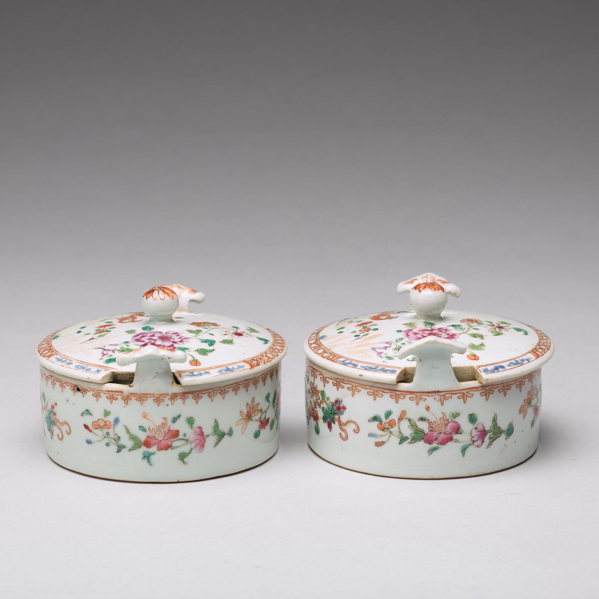 RUNDA TERRINER, ett par, kompaniporslin. Qingdynastin, Qianlong (1736-95).