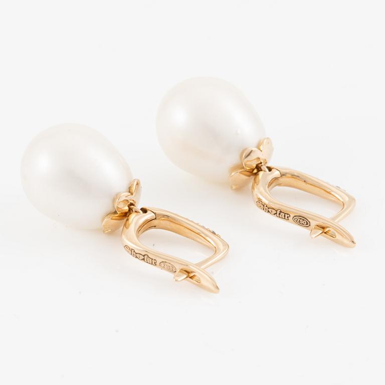 Earrings, 18K gold with cultured freshwater pearls and brilliant-cut diamonds.