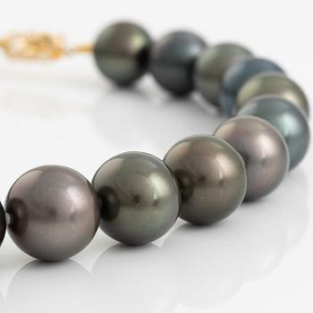 Collier med odlade Tahitipärlor.