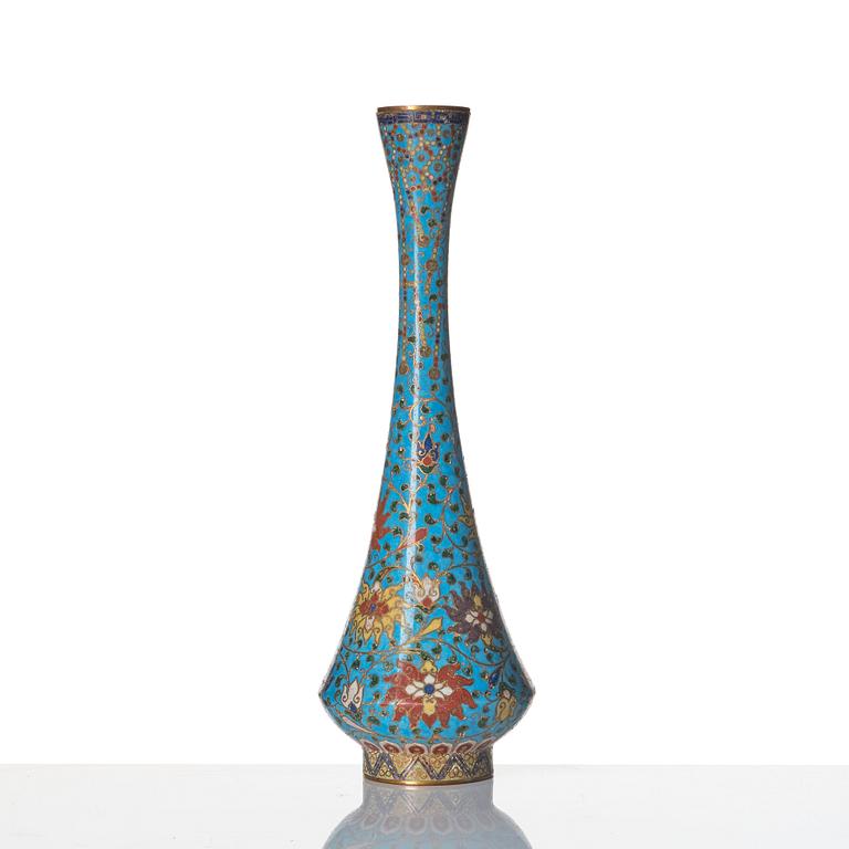 An elegant cloisonné vase, late Ming dynasty/early Qing dynasty.