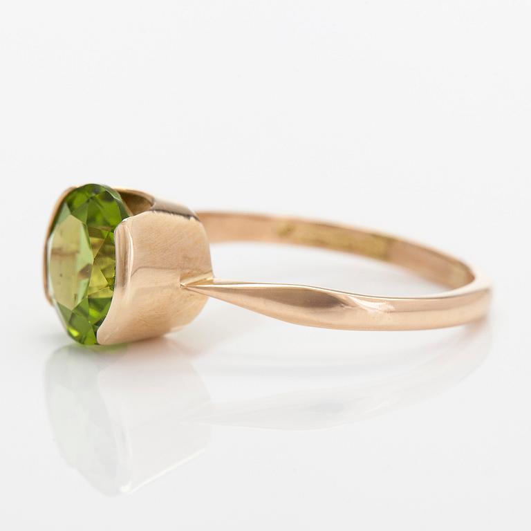 Ring, 14K guld med peridot. Finska stämplar.