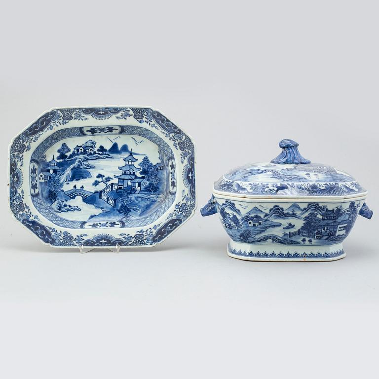 A blue and white tureen with cover, Qing dynasty, Qianlong (1736-95).