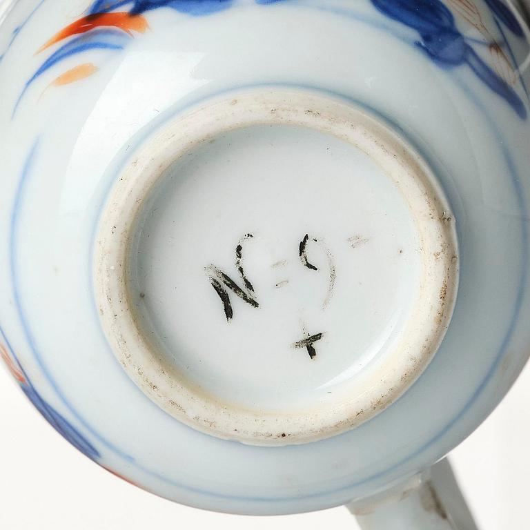 A set of two imari cups and a tea caddy, Qing dynasty, Kangxi (1662-1722). The tea cups with Johanneum mark.