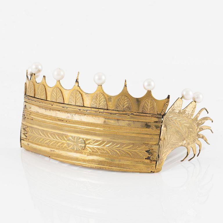 Tiara/comb in brass and cultured pearls.