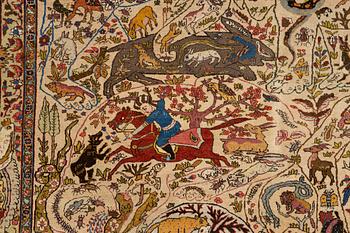 An antique Tabriz catper od 'Safavid Huntig design', Northwest Persia, c. 374 x 286 cm.