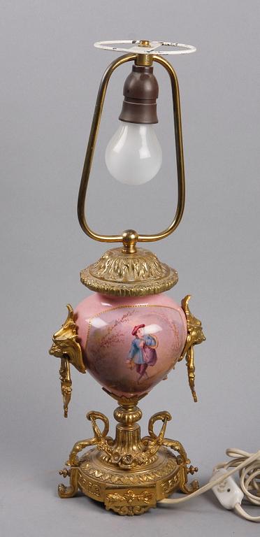 BORDSLAMPA, porslin och gulmetall, Louis XVI-stil, 1900-tal.