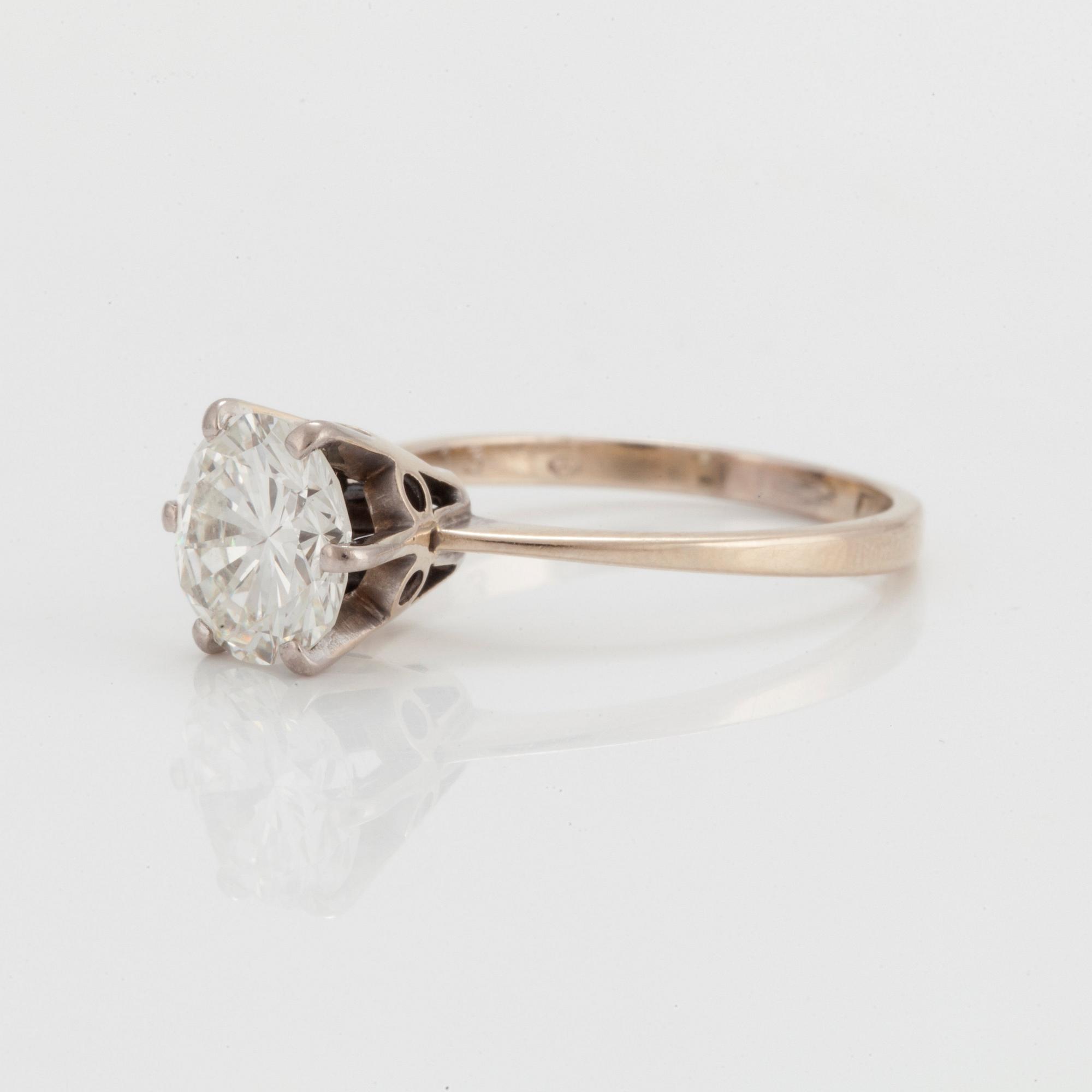 RING med en briljantslipad diamant.
