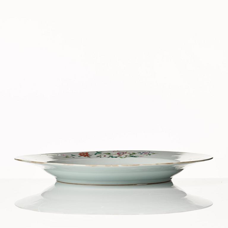 A large famille rose dish, Qing dynasty, Qianlong (1736-95).