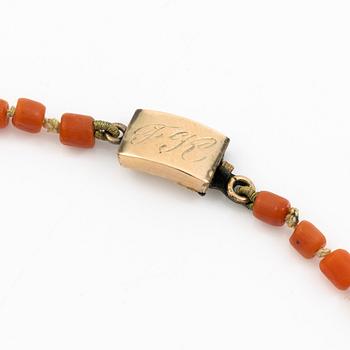 Collier, med korall.