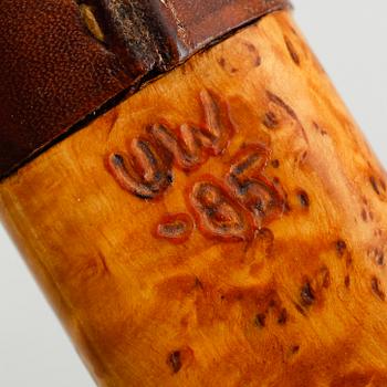 SAMEKNIV, masurbjörk och läder, monogram UW och daterad -85.