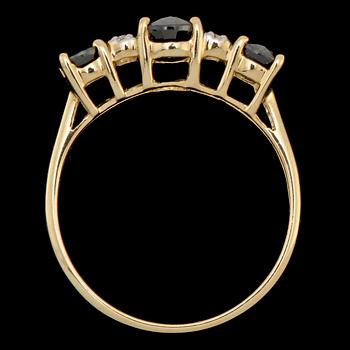 RING, 9k guld med 3 fasettslipade blå safirer samt 4 små åttkantslipade diamanter, 2000-tal. Vikt 2 g.