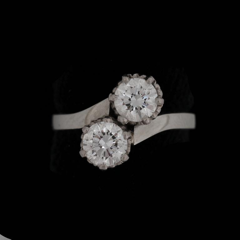 A brilliant cut diamond ring, app. 0.50 ct each.