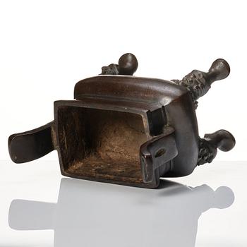 A bronze censer with cover, late Ming dynasty (1368-1644).