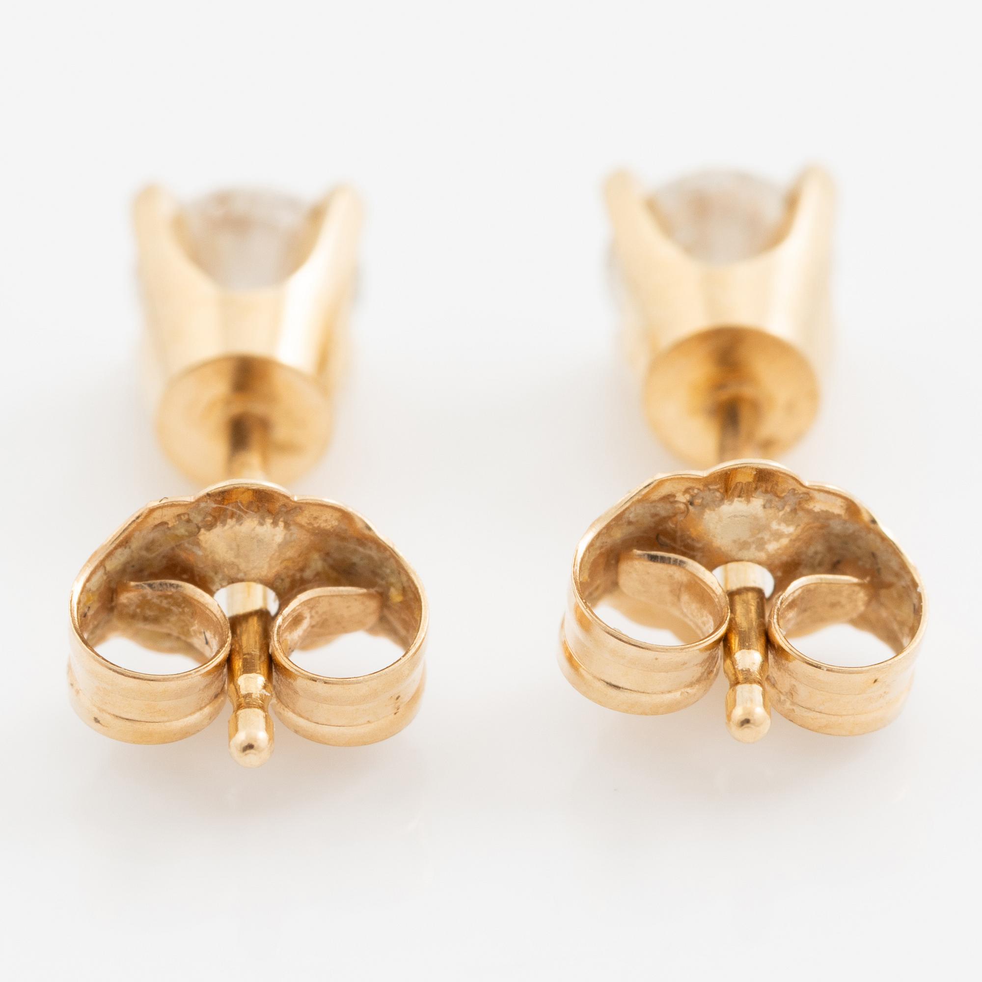 Earrings, a pair, gold with brilliant-cut diamonds.
