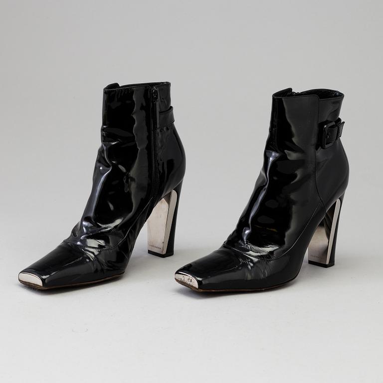 LOUIS VUITTON, a pair of patent leather boots, size 41.