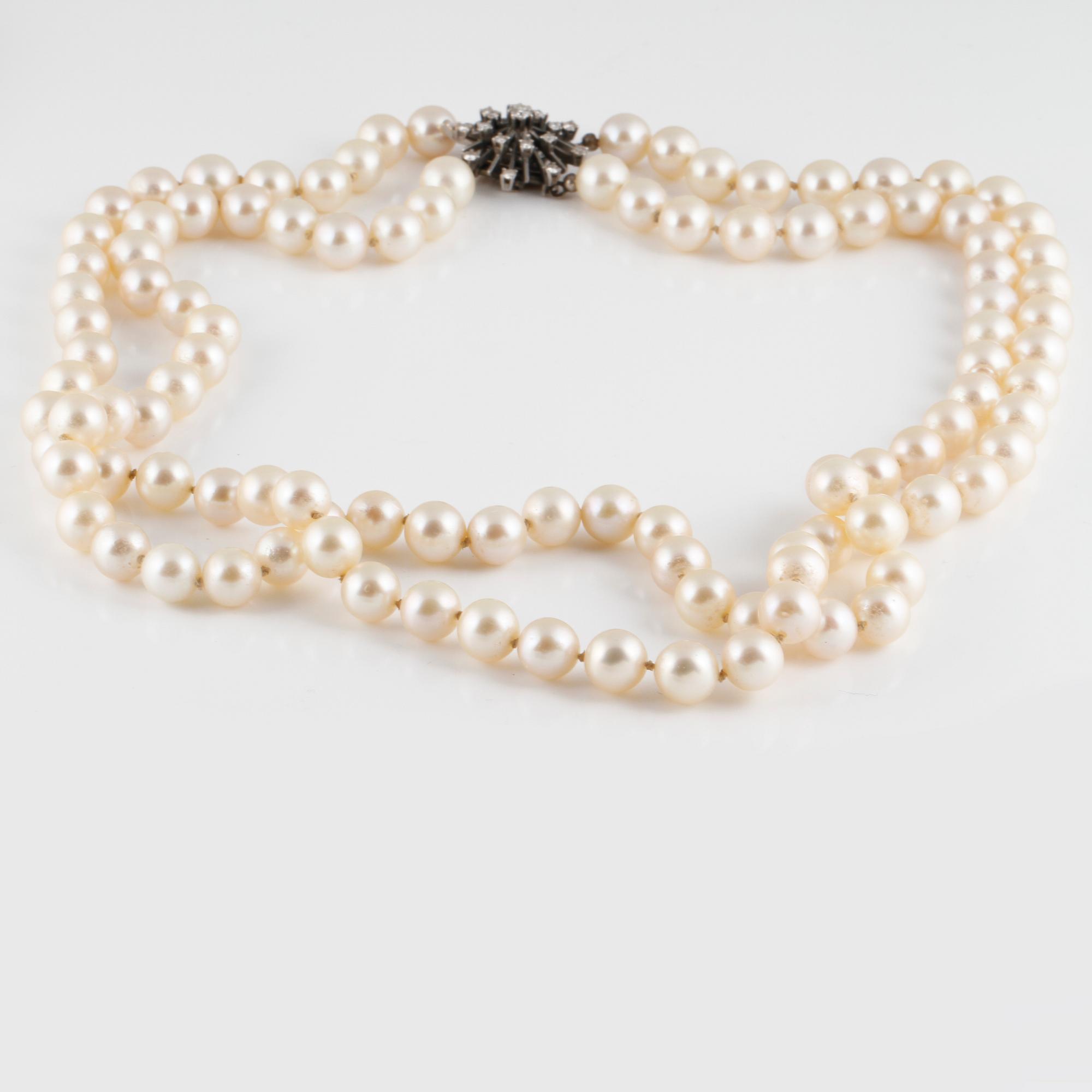 COLLIER, odlade pärlor med lås i 18K vitguld med briljantslipade diamanter ca 0.75 ct, utländska stämplar.