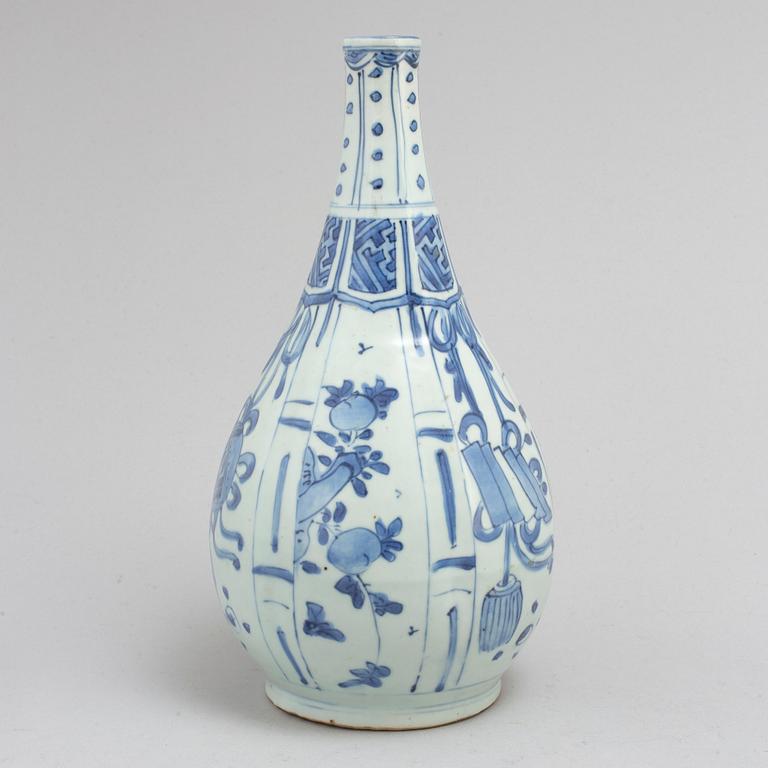 A blue and white bottle flask, Ming dynasty, Wanli (1573-1619).
