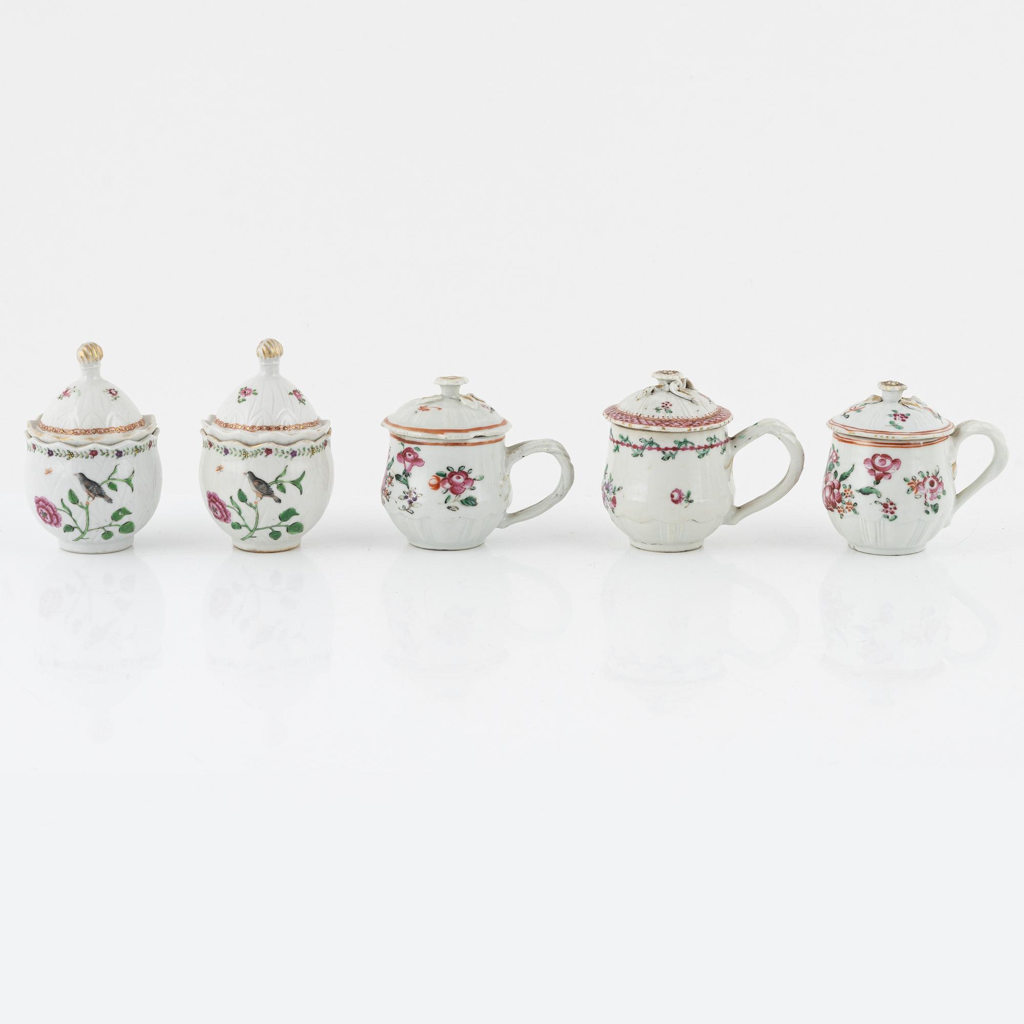 A matched set of 6 Chinese Export custard cups with covers and a cup, Qing dynasty, 18th Century.