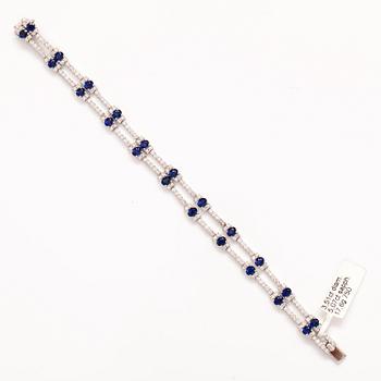 ARMBAND, 18K vitguld, saffirer ca 5.07 ct tot och diamanter ca 3.52 ct tot.