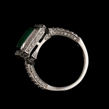 RING, 18k vitguld med smaragdslipad smaragd samt briljanslipade diamanter. Vikt 7 g.