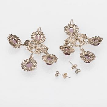 Earrings, three-part, filigree work in silver and glass.