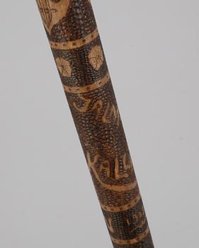 KÄPP, trä, bär dat 1903.